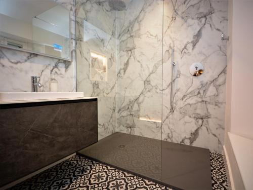 un baño con ducha y lavabo en 2 Bed in Par 81252, en Saint Blazey