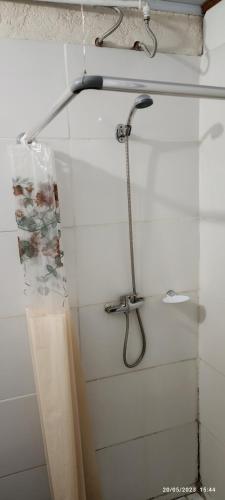 a shower in a bathroom with a shower curtain at Mi casa in Chuy