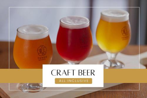 - trois verres de bière sur une table avec la bière artisanale tout compris dans l'établissement Ichiraku tendo spa & brewery, à Tendō