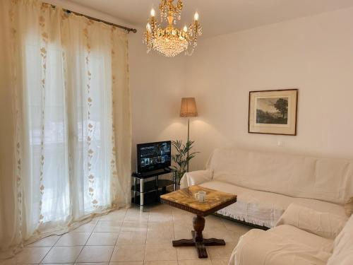 TV a/nebo společenská místnost v ubytování Zakynthos centro Riviera
