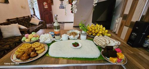 Makanan di atau berdekatan rumah tamu ini