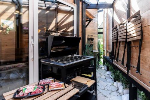 eine abgeschirmte Veranda mit einem Klavier auf einer Terrasse in der Unterkunft Capricious Inn Atsubetsu in Atsubetsu