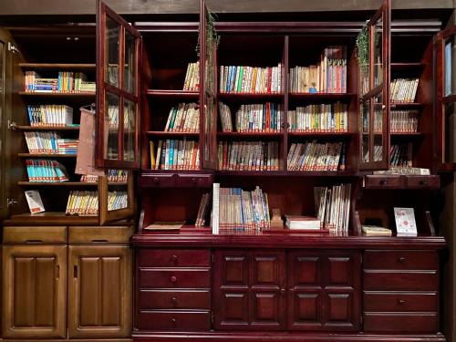 a book shelf filled with lots of books at Guest House Eleven Village Fukiya in Fukiya