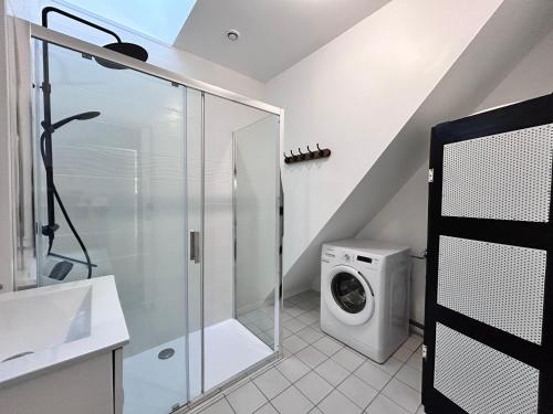 a bathroom with a shower and a washing machine at Maison rénovée 4 ch. avec jardin, à 700m de la plage et proches commerces - St Brevin Les Pins - FR-1-364-152 in Saint-Brevin-les-Pins
