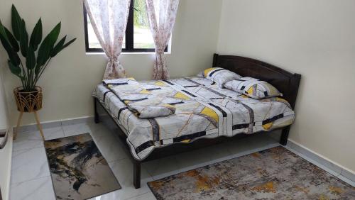 Кровать или кровати в номере Cinta Homestay Parit Raja UTHM