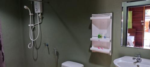 uma casa de banho com um chuveiro, um WC e um lavatório. em รายานี em Ko Por