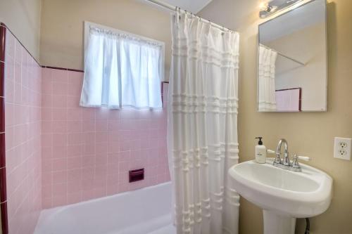 ein Bad mit einem Waschbecken, einem WC und einer Dusche in der Unterkunft Walk 2 Beach, EV Charger, Outdoor Dining, 2 Units in Carlsbad