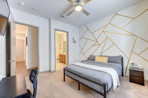 - une chambre avec un lit et un ventilateur de plafond dans l'établissement Fancy Apt Downtown With Pool Gym Lounge Pet OK, à Houston
