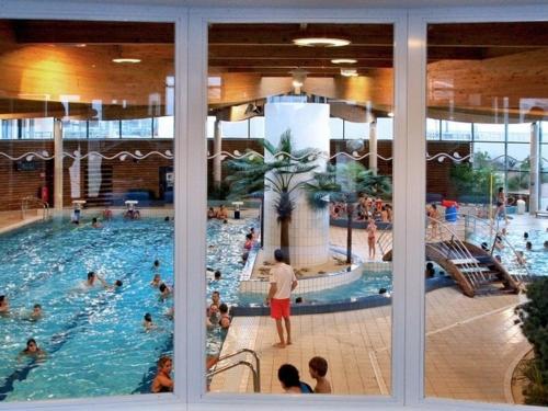 un groupe de personnes dans une piscine dans l'établissement Appartement 1 chambre avec TV, Wi-Fi, animaux admis - FR-1-323-412, à Saint-Jean-de-Monts