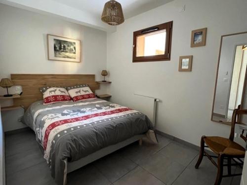 En eller flere senge i et værelse på Appartement Le Monêtier-les-Bains, 3 pièces, 6 personnes - FR-1-762-51