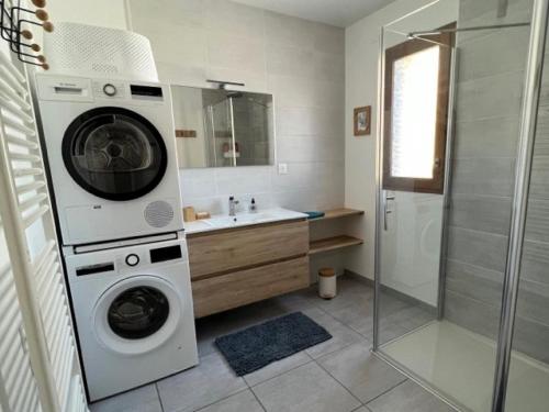 une salle de bains avec lave-linge et lavabo dans l'établissement Charmant 3 pièces avec Wi-Fi et parking au Monêtier-les-Bains - FR-1-762-51, au Monêtier-les-Bains
