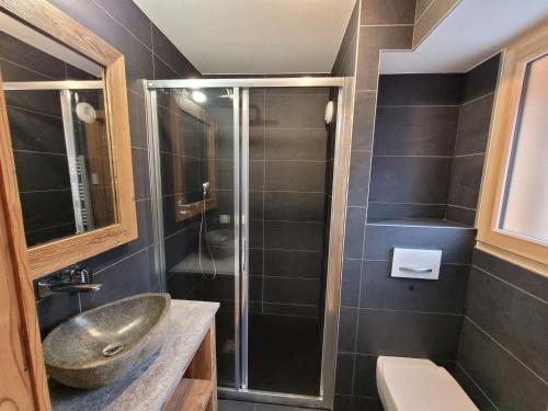 une salle de bain avec un lavabo et une douche dans l'établissement Appartement Haut de Gamme, 6 Pers, Centre des Gets, Grande Terrasse - FR-1-598-159, aux Gets