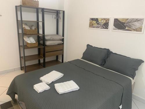 Säng eller sängar i ett rum på Apartamento em Santos no Gonzaga em frente a praia