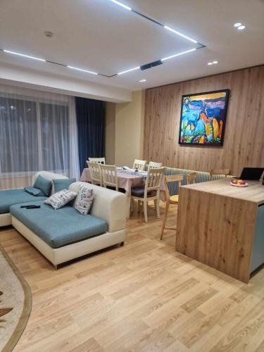 ein Wohnzimmer mit einem Sofa und einem Tisch in der Unterkunft Deegii's apartment in Ulaanbaatar