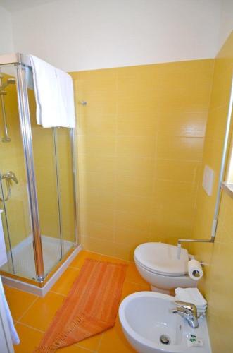 a bathroom with a shower and a toilet and a sink at Le sorgenti camere e appartamenti in Torre Vado