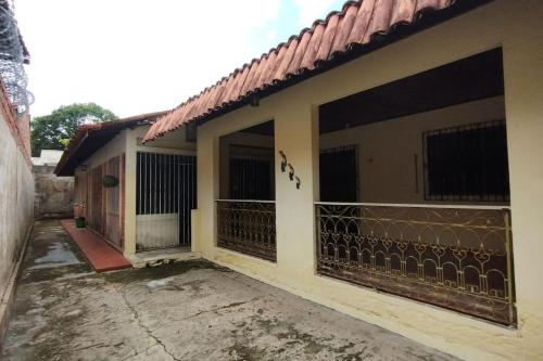 una casa con una puerta delante de ella en Moka Refúgium - Uma bela e espaçosa a 200m da praia, en Belém