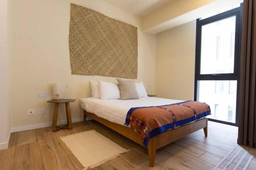 um quarto com uma cama e uma janela em El Depita loft Polanco em Cidade do México