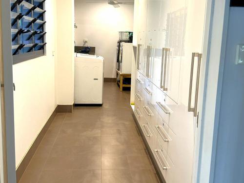 Dapur atau dapur kecil di Golden Sands Retreat Beach House