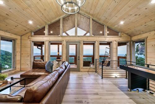 New Luxury Cabin with Stunning MountainVIEWS,HotTub, FirePit, FirePlace,2 KingBeds, 2 CoveredDecks,BBqGrill, ShuffleBoard and Pool Access photo 39