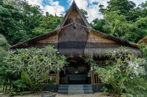 a small house with a thatched roof at Cayo Coco - Island Glamping All-Inclusive in Barangonan