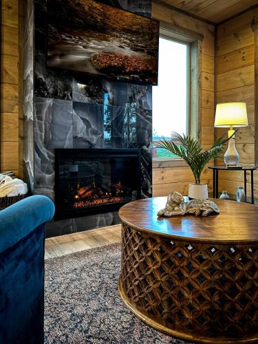 New Luxury Cabin with Stunning MountainVIEWS,HotTub, FirePit, FirePlace,2 KingBeds, 2 CoveredDecks,BBqGrill, ShuffleBoard and Pool Access photo 33