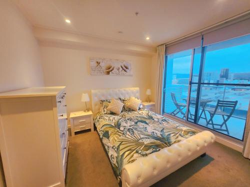 1 dormitorio con cama y ventana grande en TAO-Love Of Rowlands en Adelaida