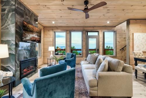 New Luxury Cabin with Stunning MountainVIEWS,HotTub, FirePit, FirePlace,2 KingBeds, 2 CoveredDecks,BBqGrill, ShuffleBoard and Pool Access photo 6