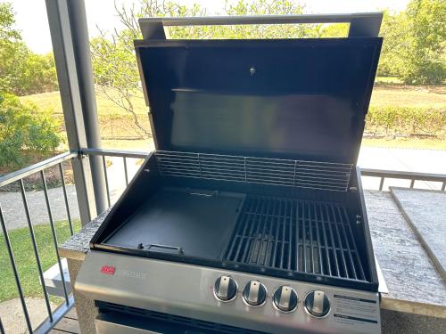 Kemudahan BBQ tersedia untuk tetamu di rumah percutian