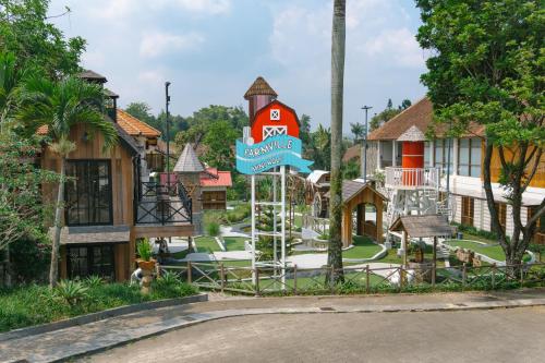 un complexe avec un panneau en face d'un bâtiment dans l'établissement Novus Giri Resort & Spa, à Puncak