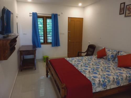1 dormitorio con 1 cama, 1 silla y 1 ventana en Wild Window - Forest View Homestay, en Thekkady