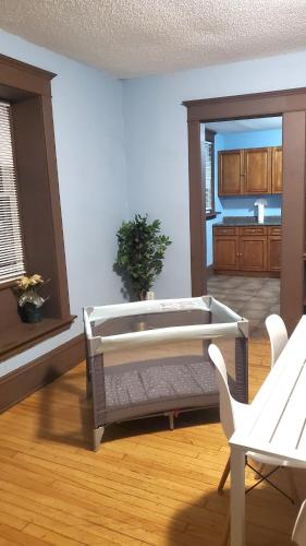 a living room with a bed and a kitchen at Ana Maria del Azul in Minneapolis