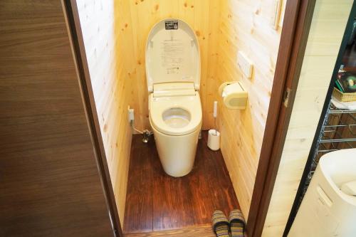 een badkamer met een toilet in een kleine kamer bij POND CABIN Myoko - Vacation STAY 15921 in Myoko