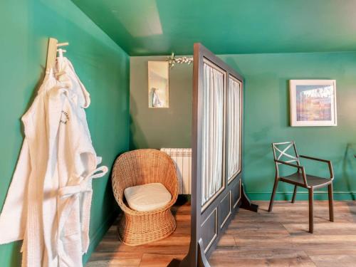 um quarto verde com um berço e uma cadeira em 2 Bed in Holbrook 90496 em Belper
