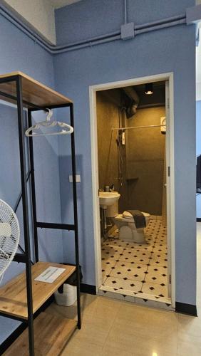 HOUSEMODE - BAANYAI @ Wongwian Yai في بانكوك: حمام مع مرحاض في الغرفة