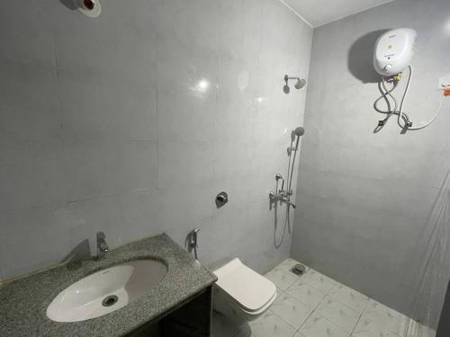 a bathroom with a sink and a toilet and a shower at Studio apartment in Cancaona in Canacona