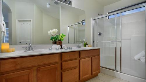 baño con lavabo y ducha con puerta de cristal en Glendale Home, en Phoenix