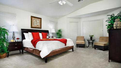 1 dormitorio con 1 cama grande con almohadas rojas en Glendale Home, en Phoenix