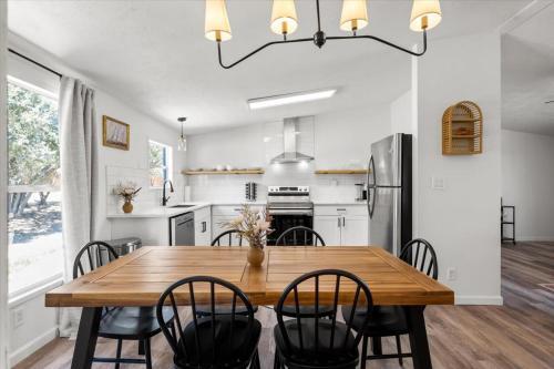 Η κουζίνα ή μικρή κουζίνα στο Starlight Horizon 3 Cabins LMN - Pet-Friendly Texas Hill Country Group Stay Near Canyon Lake - Pool, Stargazing, Sleeps 24