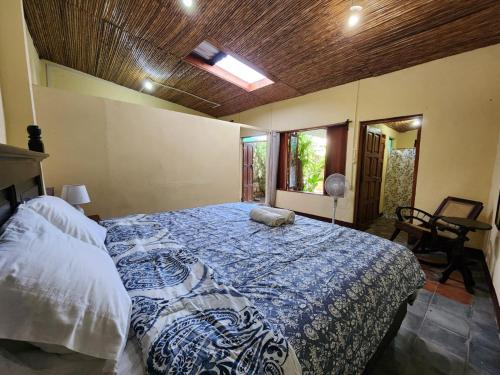 a bedroom with a bed with a blue and white comforter at Casa Completa "Casa Macondo" 3BD 2BH 9 Personas in Granada