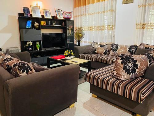 Sala de estar con 2 sofás y TV en Green nature villa en Hapugala