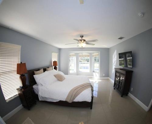 a bedroom with a bed and a ceiling fan at Holiday Home in Naples. Long term welcome in Naples