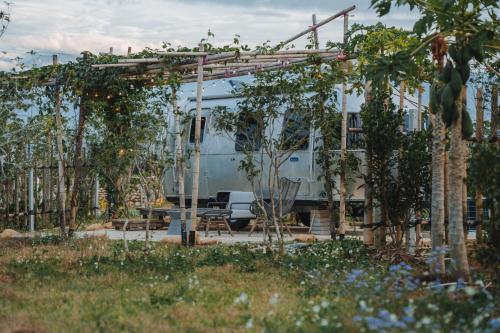 a garden with a train in the background at Le Alley Autocamp in Feng-t'ien-li