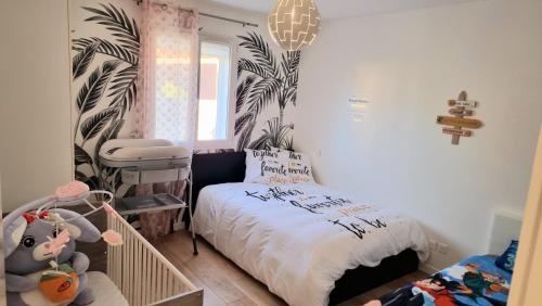 une petite chambre avec un lit et une chaise dans l'établissement Villa Miami Piscine Soleil Marseille Aeroport TGV, à Gignac-la-Nerthe