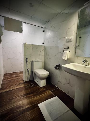 uma casa de banho com um WC e um lavatório em King Suite Luxury 74 sqm em Madurai