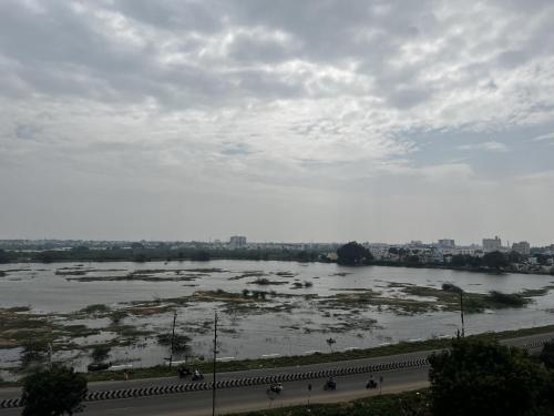 uma vista para um rio com uma cidade ao fundo em King Suite Luxury 74 sqm em Madurai
