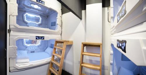 Двох'ярусне ліжко або двоярусні ліжка в номері NapTapGo - Japanese Premium POD Hotel - Walk to Noida Electronic City Metro! Wifi, Lounge