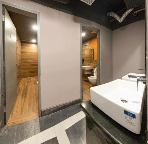 NapTapGo - Japanese Premium POD Hotel - Walk to Noida Electronic City Metro! Wifi, Loungeにあるバスルーム