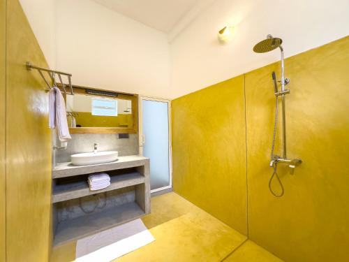 W łazience znajduje się umywalka i prysznic. w obiekcie Moringa Mirissa w mieście Mirissa