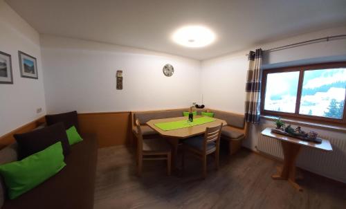 Ein Sitzbereich in der Unterkunft Ferienwohnung Rudigier