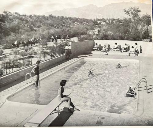 een oude foto van mensen in een zwembad bij One Bedroom Apartment at Rancho Rillito in Tucson